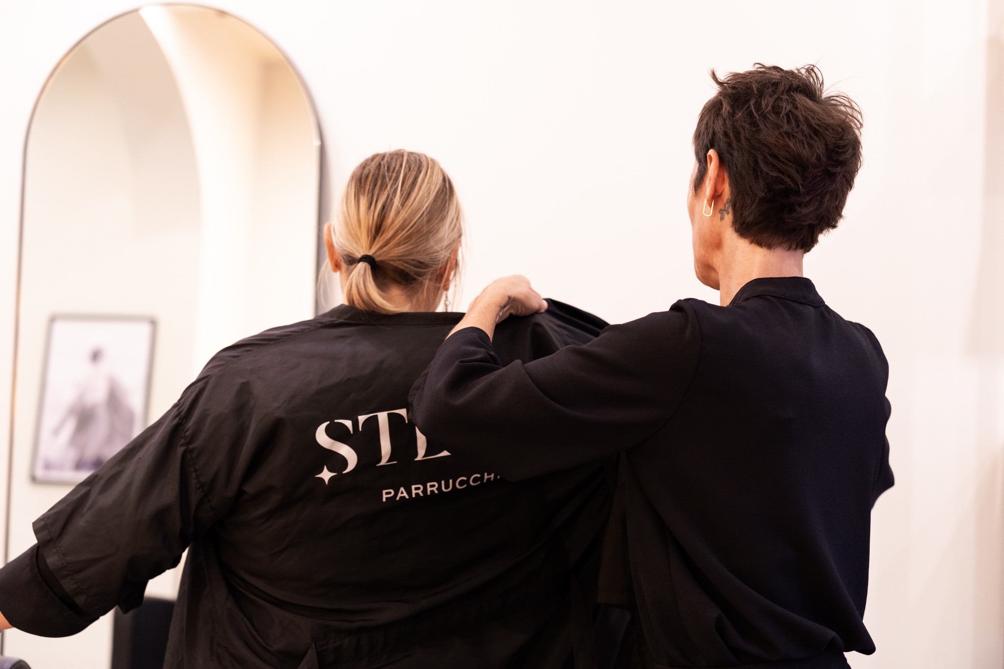 Una cliente viene accolta nel salone Stella