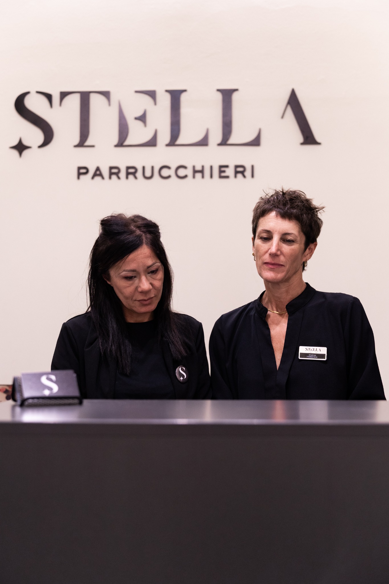 Due colleghe lavorano insieme alla reception Stella